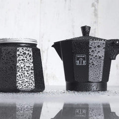 Cafetieră italiană Cecotec Cumbia Mokclassic 600 Neagră, 300 ml, fabricată din aluminiu cu o capacitate de 6 cești de cafea, potrivită pentru toate tipurile de plite și ușor de curățat.
