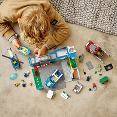 Stație de poliție LEGO 60316 City cu mașină de poliție, mașină Mill și elicopter, clădire construibilă cu 3 figuri, jucărie de poliție pentru băieți și fete de la 6 ani, cadou pentru copii Seturi de constructie Besuche den LEGO-Store