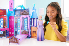 Mattel Disney Frozen - Casă de păpuși Castelul Arendelle (60 cm+) cu păpușa Elsa, 4 locuri de joacă și 15 piese de mobilier și accesorii din filmul Disney Frozen II, HLW61
