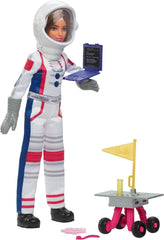 Barbie 65-års jubilæumsdukke og 10 tilbehør, brunette dukke-astronautsæt, rover på hjul, rumhjelm med tilpasset visir og mere, HRG45 Naty Shop Dolls standardtitel