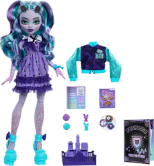 Păpușa Monster High Fearbook Twyla și set de accesorii cu tematică Film Club, jachetă de facultate, album de absolvire, joc de societate și fursecuri, HXW31