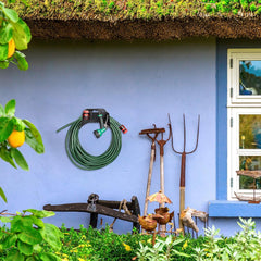 Suport furtun Relaxdays, suport furtun montat pe perete din plastic, dispozitiv de agățare pentru furtun de grădină, înălțime 14 x 24 x 16 cm, negru