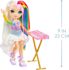Trupa rock Rainbow High Junior High - Amaya, culorile curcubeului - păpușă la modă de 23 cm cu tastatură, personalizabilă cu autocolante, articulabilă, jucărie drăguță pentru copii cu vârsta de 4 ani și peste