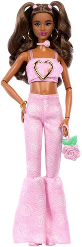 Barbie Deluxe Style-Puppe Nr. 12 in rosa bauchfreiem Denim-Oberteil mit ausgestellten Jeans mit aufgedruckten Rosen, gewellte braune Haare, Zubehörteile wie Rosen-Handtasche und Schmuck,JJN72