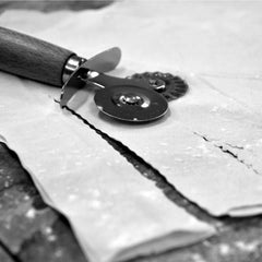 Fackelmann 40917 Rolă de aluat, Roată de ravioli din oțel inoxidabil pentru ravioli, Vârf dublu, Oțel inoxidabil, Lemn, 16 cm