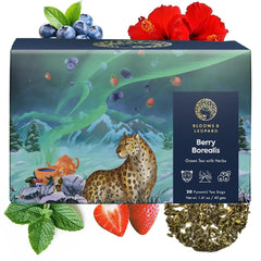 Blooms & Leopard Premium Green Tea Bags – Amestec Berry Borealis cu hibiscus, afine, căpșuni și mentă verde – 20 pliculețe de ceai piramidale pentru ceai cald sau rece
