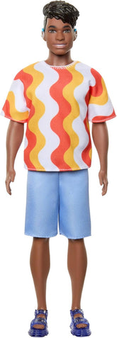 Barbie Fashionistas Ken-Puppe Nr. 220 mit Hörgeräten und breiter Körperform in einem abnehmbaren Shirt mit orangefarbenem Muster, Shorts und Plateau-Sandalen, HRH23