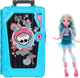 Monster High Skulltimate Secrets Lagoona Blue Puppe und Zubehörset, Destination: Gore-geous Oasis mit Koffer und über 19 Zubehörteilen wie Kleidung, JDR51