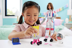 Barbie 65-års jubilæumsdukke og 10 tilbehør, brunette dukke-astronautsæt, rover på hjul, rumhjelm med tilpasset visir og mere, HRG45 Naty Shop-dukker