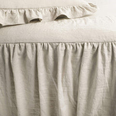 Frodig indretning Flæseskørt Sengetøjssæt 3-delt luksus bondehussengesæt Elegant charmerende flæsedetalje Tidløs stil og klassisk design Blødt og let King Size frodige indretningssenge og dyner