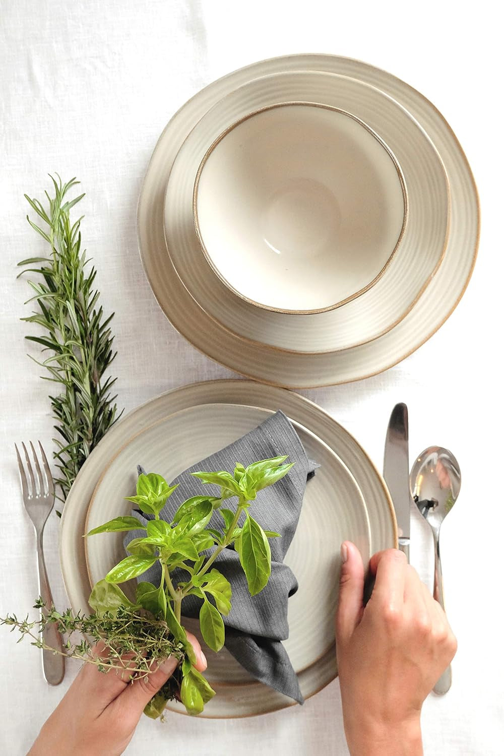 MÄSER 931371 Serie Nottingham Vintage Teller-Set Für 4 Personen, 8-Teiliges Tafelservice Mit Speiseteller Und Suppenteller Im Unregelmäßig Runden Retro Look, Steinzeug, Beige Seturi vesela masa Naty Shop