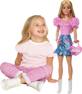 Păpușă Barbie la modă, blondă, 71 cm, cu haine detașabile, top roz, fustă din denim și cizme de cowboy, colier și geantă de mână, HYT84