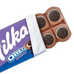 Milka Oreo Sandwich – Alpine mælkechokolade, fyldt med sprøde stykker Oreo cookies og glat vaniljecreme – 92g