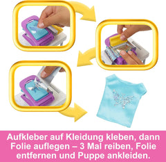 Set de joacă Barbie Fashion Boutique - Păpușă cu modele din folie, peste 150 de look-uri originale, include 2 bluze și 5 foi din folie, suport pentru haine și cititor de carduri de credit, vârste 3+, HKT78