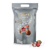 Lindt Chokolade | Assorteret taske LINDOR sølv | 1 kg pose | 80 mælkechokoladekugler smeltet i munden, 70%, saltet karamel og dobbelt chokoladesmag | Gave af chokolade at dele