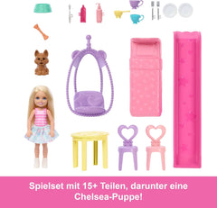 Casă de păpuși Barbie Chelsea cu peste 15 accesorii, căsuța pop-up se extinde la peste 42 x 33 cm cu 5 zone de joacă și un tobogan, cu o păpușă mică și un câine, JFW49
