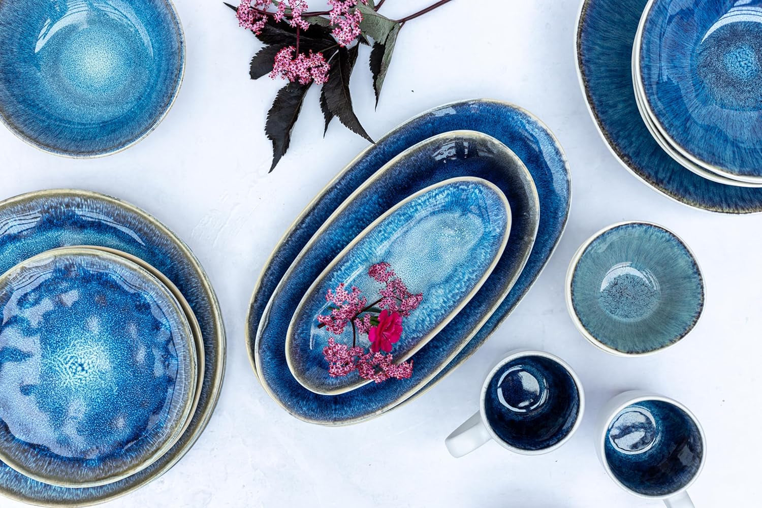 MÄSER 934092 Serie Frozen, Geschirr Set Aus Keramik Für 4 Personen, 16-Teiliges Kombiservice Mit Organischen Formen, Blau Gesprenkeltes Service, Steinzeug, Dunkelblau Seturi vesela masa Naty Shop