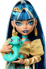 Monster High Cleo De Nile dukke i guldbluse og lagdelt nederdel, inkluderer Cobra Hissette Pet og tilbehør såsom rygsæk, snack og papirrulle, HXH74 Naty Shop Dolls