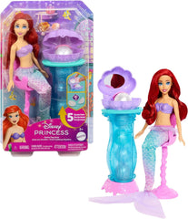 Mattel Disney Princess Toys, Make-up Shell Mermaid Arielle Fashion Doll cu coadă detașabilă, masă de machiaj cu 5 surprize pop-up repetabile și 5 accesorii, JBF86 Papusi Naty Shop Set Ariel