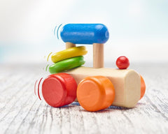 Jucărie de prins locomotivă Selecta, 8,5 cm, lemn, 6 luni - 3 ani, locomotivă cu inele zornăitoare Jucarii Bebe Naty Shop