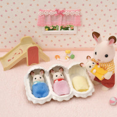 Sylvanian Families L5532 Kit de pornire pentru tripleți - Casa de păpuși Playset Papusi Naty Shop