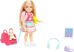 Jucărie Barbie, păpușă Chelsea și accesorii, set de călătorie cu cățeluș și 6 piese, inclusiv cușcă pentru câini, HJY17