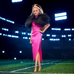 BARBIE Keeley Jones - Păpușă de colecție inspirată de Ted Lasso, rochie midi din mătase roz aprins, tocuri înalte aurii, pelerină neagră, cercei rotunzi aurii, geantă roz, pentru copii cu vârsta de 3 ani și peste, HJW92