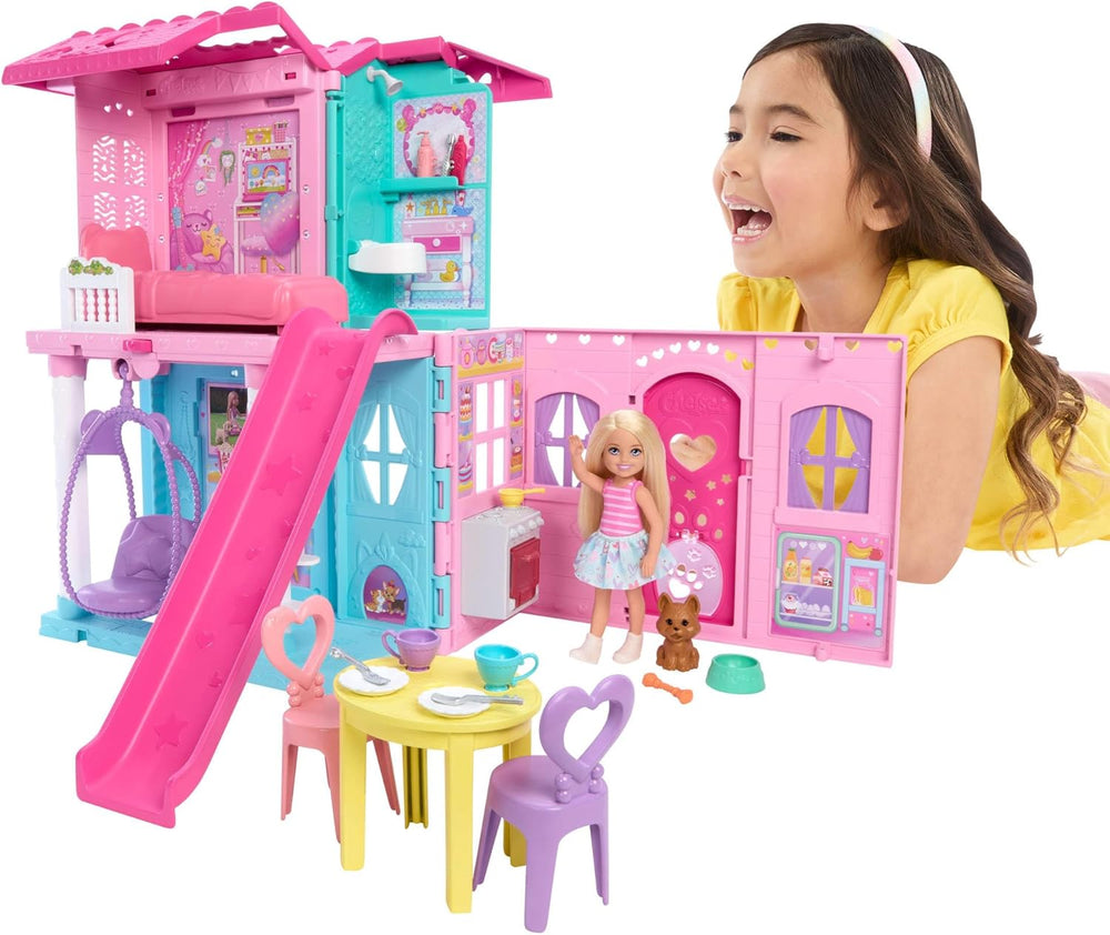 Casă de păpuși Barbie Chelsea cu peste 15 accesorii, căsuța pop-up se extinde la peste 42 x 33 cm cu 5 zone de joacă și un tobogan, cu o păpușă mică și un câine, JFW49