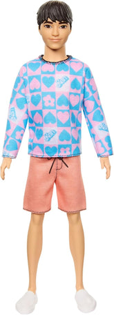Barbie Fashionistas Ken Doll nr. 219 cu corp subțire și cămașă cu mânecă lungă cu model detașabil în roz și albastru și pantaloni scurți roz, HRH24 Papusi Naty Shop Titlu implicit