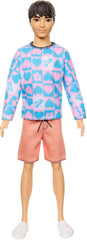 Barbie Fashionistas Ken Doll nr. 219 cu corp subțire și cămașă cu mânecă lungă cu model detașabil în roz și albastru și pantaloni scurți roz, HRH24 Papusi Naty Shop Titlu implicit