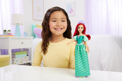 Păpușa Mattel Disney Prințesa Ariel, păr lung pentru coafat, poziționabilă, pantofi și diademă detașabile, cadouri Disney, jucărie pentru vârste de la 3 ani în sus, HLW10