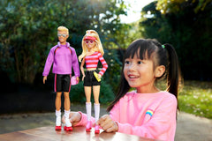 Set Barbie Fashionistas cu 2 păpuși la modă și 6 accesorii, păpuși la modă Barbie și Ken care patinează cu role, figurine de colecție aniversare de 65 de ani, HXK90