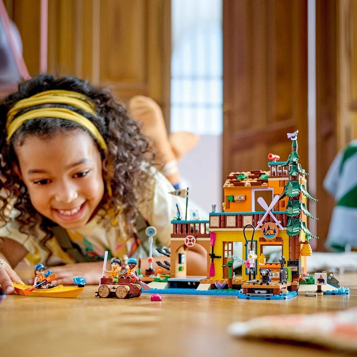 LEGO Friends Tabără de aventură cu caiac, jucărie de construcție pentru jocuri de rol, idee de cadou pentru fete și băieți de la 7 ani, set cu 3 figurine și un urs, jucărie de camping 42626 Seturi de constructie Besuche den LEGO-Store