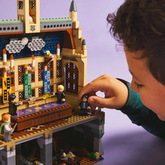LEGO Harry Potter Hogwarts Castle: Duelklubbyggesæt med 4 minifigurer inkl. Draco Malfoy, Gilderoy Lockhart & Severus Snape, sæt med funktion Til drenge og piger i alderen 8+ 76441 Byggesæt Besuche den LEGO-Store