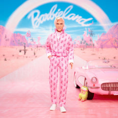 Barbie The Movie - Ken-Sammelpuppe, Ryan Gosling als Ken in rosafarbenem Overall mit „B“-Aufdruck, weißen Sneakern und bunten Inlineskates, JCP80