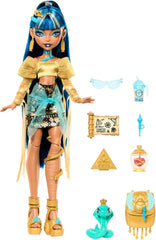 Monster High Cleo De Nile dukke i guldbluse og lagdelt nederdel, inkluderer Cobra Hissette Pet og tilbehør såsom rygsæk, snack og papirrulle, HXH74 Naty Shop Dolls