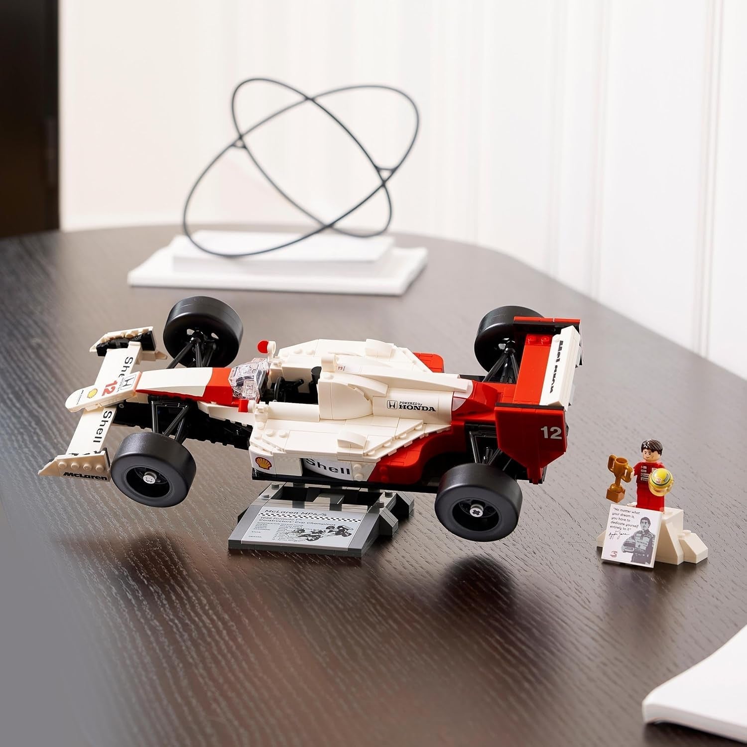 LEGO Icons Mclaren MP4/4 & Ayrton Senna modelbilsæt, F1 racerbilsæt til voksne med racerminifigur, samleobjekt, gaveidé til mænd, kvinder, ham og hende 10330 byggesæt Besuche den LEGO-Store