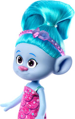 Mattel DREAMWORKS TROLLS Gemeinsam Stark – Haarige Überraschungen Chenille Puppe mit Lechtend blauem Haar zum Stylen, lila Stirnband, für Kinder ab 3 Jahren, HNF15