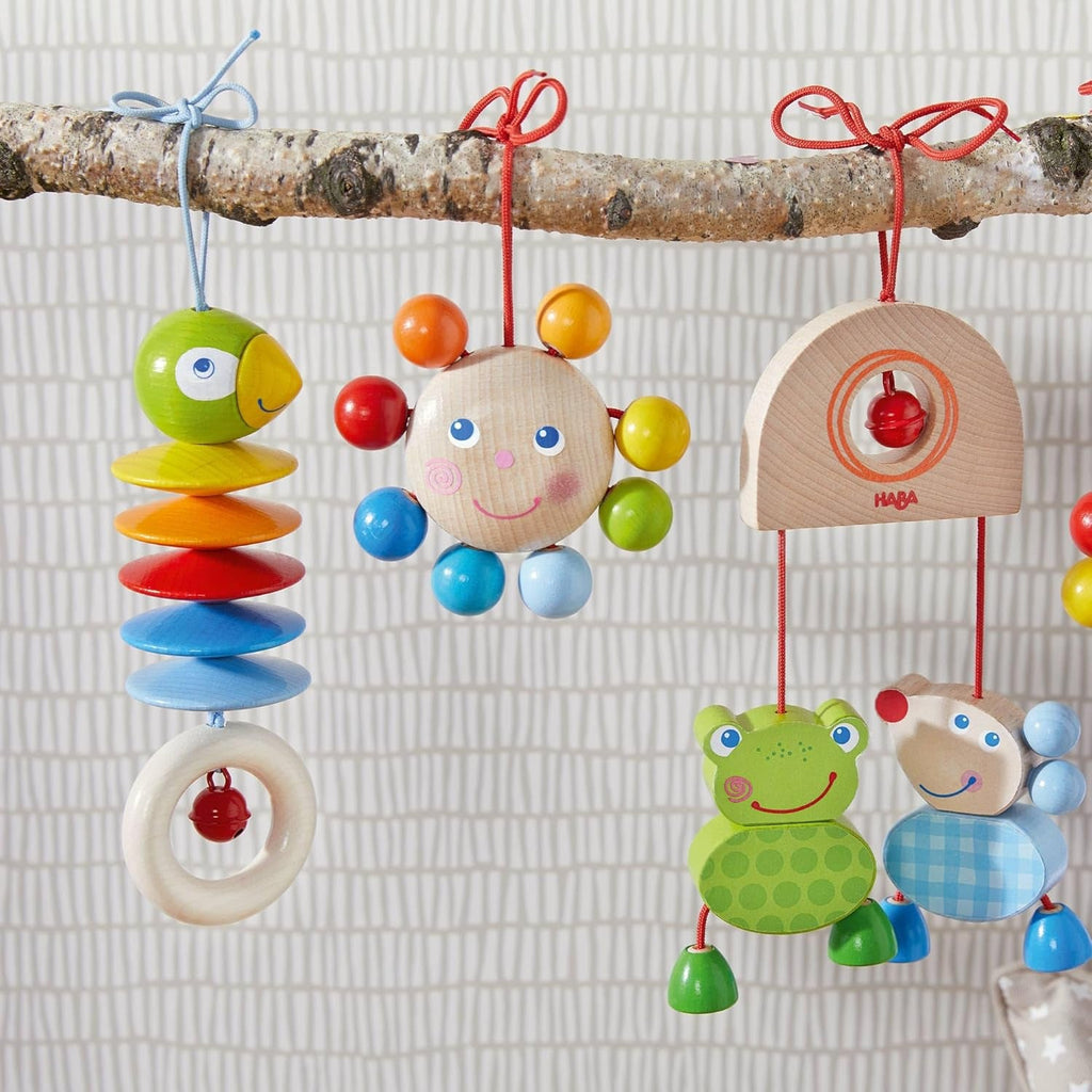 HABA 305230 - Papagal agățat, jucărie pentru copii pentru scaunul auto, antrenor de joacă, pătuț și cărucior, cu clopoțel, jucărie din lemn de la 6 luni Jucarii Bebe Naty Shop