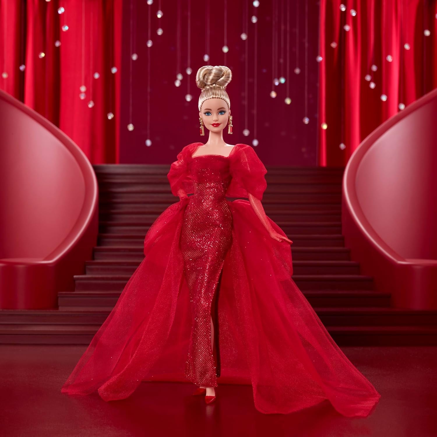 Păpușa Barbie Signature, figurină de colecție Mattel aniversară de 80 de ani, într-o rochie strălucitoare din tul roșu, cu cercei în formă de lacrimă și mănuși delicate, păr blond, JBJ17