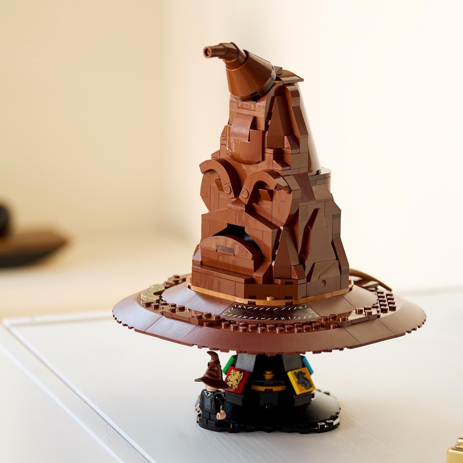 LEGO Harry Potter Talking Hat Hogwarts Model Voksen Film Gave Til Kvinder Mænd Mor Far Med 31 tilfældige lydkombinationer Sorterer dig ind i dit Hogwarts Hus 76429 Byggesæt Besuche den LEGO-Store