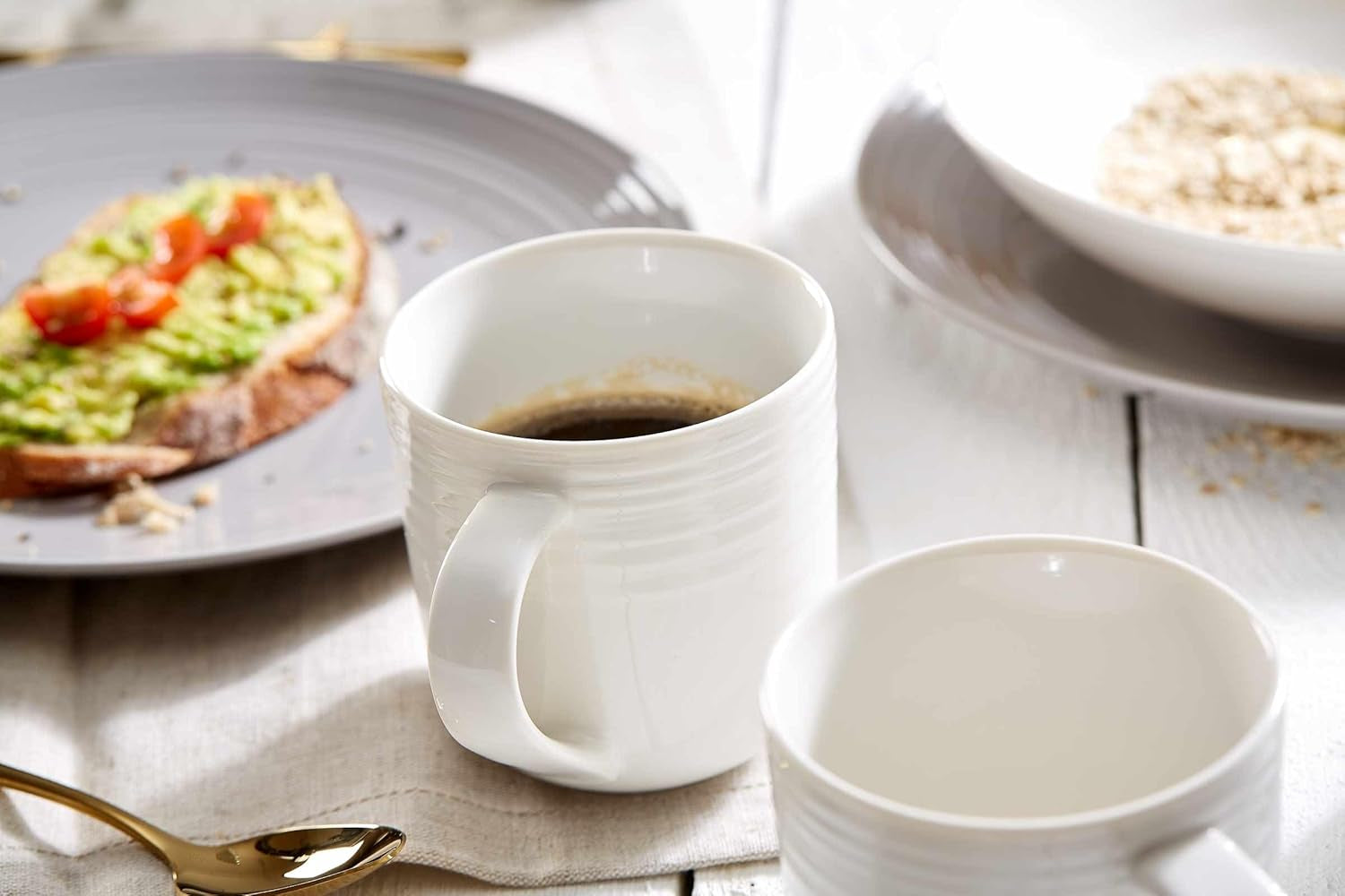 Set de veselă Ritzenhoff & Breker Levi, format din 16 piese, farfurii, boluri și căni pentru 4 persoane, design scandinav cu relief fin canelat, veselă mix & match, porțelan, alb-gri