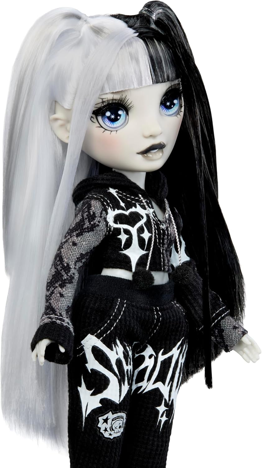 Noaptea fetelor Rainbow High Shadow High – Heather Grayson – Păpușă la modă de 28 cm în nuanțe de gri, păr și ținută alb-negru cu accesorii și pieptene – Pentru colecționari și copii cu vârsta de 6 ani și peste
