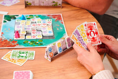 Zoch Ananda - Et strategisk brætspil med meditative påvirkninger, tempelbygning ved hjælp af taktik, munke, der mediterer i farvede områder, indsamler karmapoint, familiespil for 10 år og opefter.