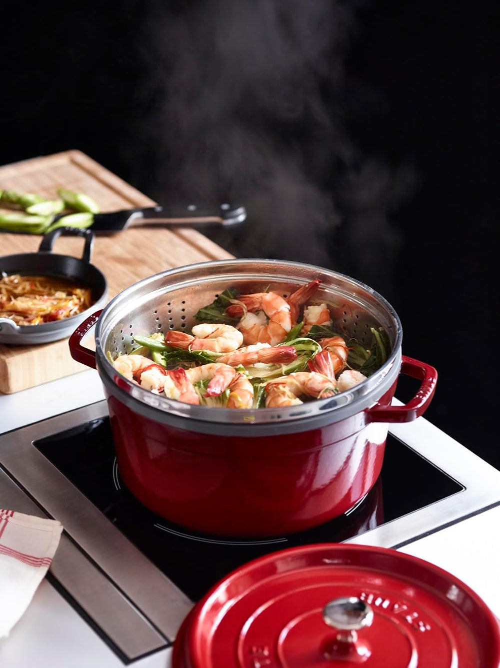 STAUB Gusseisen Bräter/Cocotte, Mit Dämpfeinsatz Aus Edelstahl, Rund 26 Cm, 5,2 L, Aromaregen Funktion Für Optimale Befeuchtung, Für Alle Herdarten Inkl. Induktion & Backofen, Kirschrot, Rot Forme og bakker til bagning Naty Shop