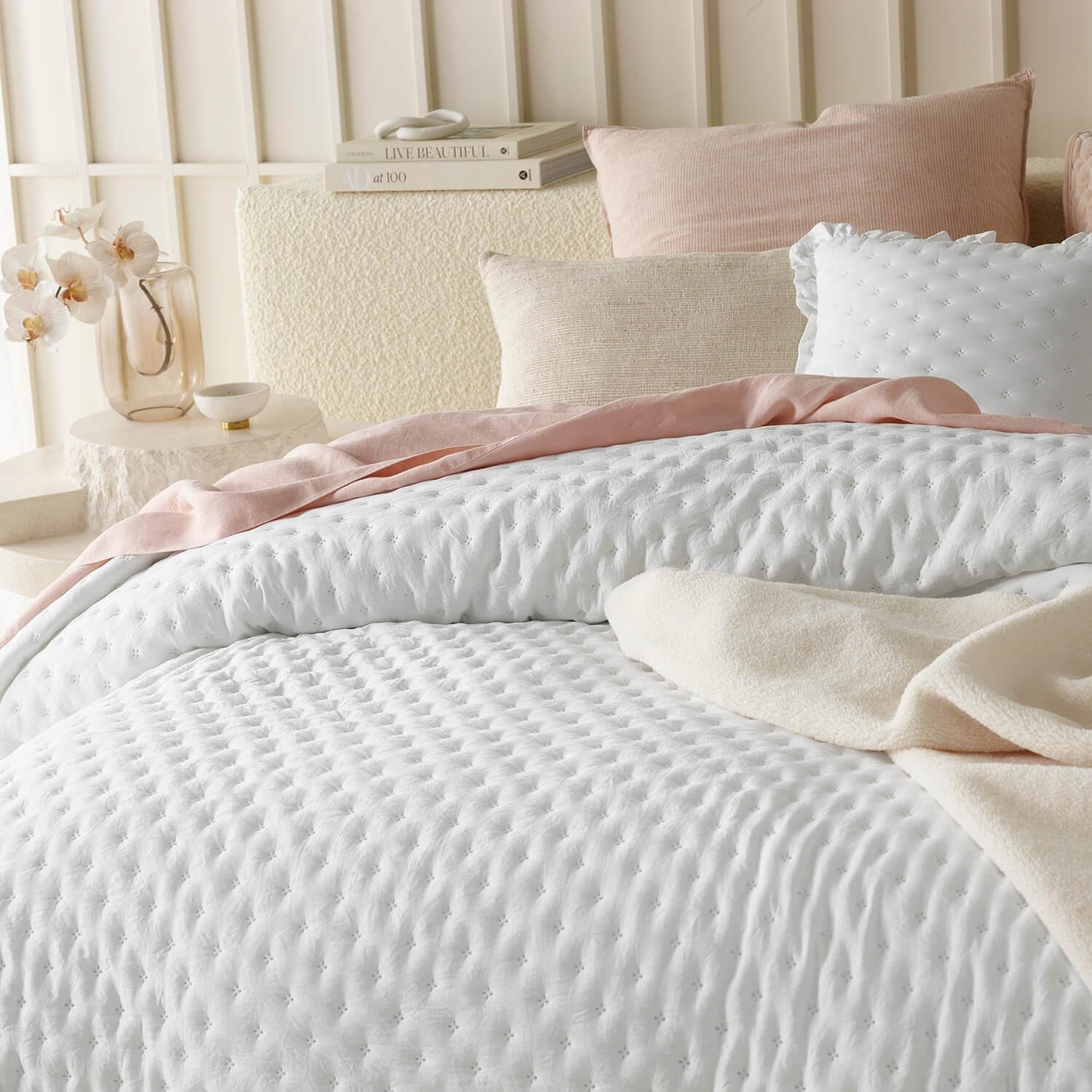 ROOM99 Molly Elegant sengetæppe i hvid 240 X 260 Cm Alsidigt sengetæppe som sengetæppe eller sofa tæppe til seng og sofa tæppe Style Ideel som sengetæppe Senge og tæpper Beuche den ROOM99-Store