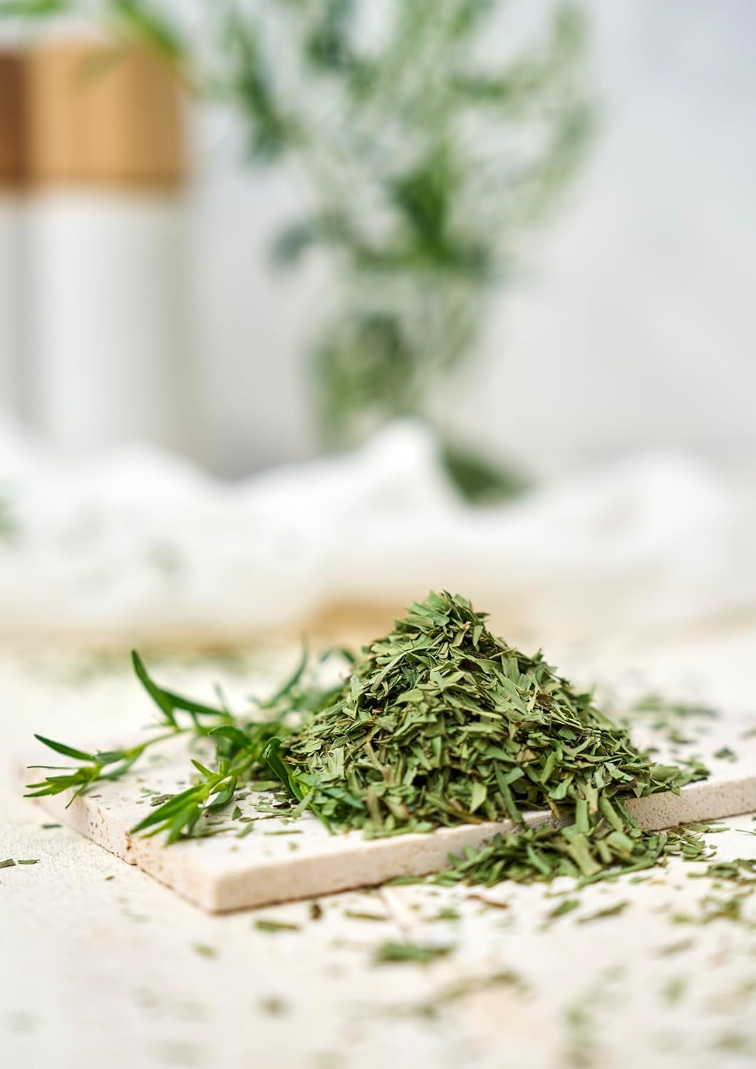 Fuchs Gewürze - Estragon gerebelt - französisches Kraut zur Verfeinerung von Saladen, Sauce Hollandaise eller Rührei - naturlige ingredienser - 10 g i wiederverwendbarer, genbrugsbarer Dosis