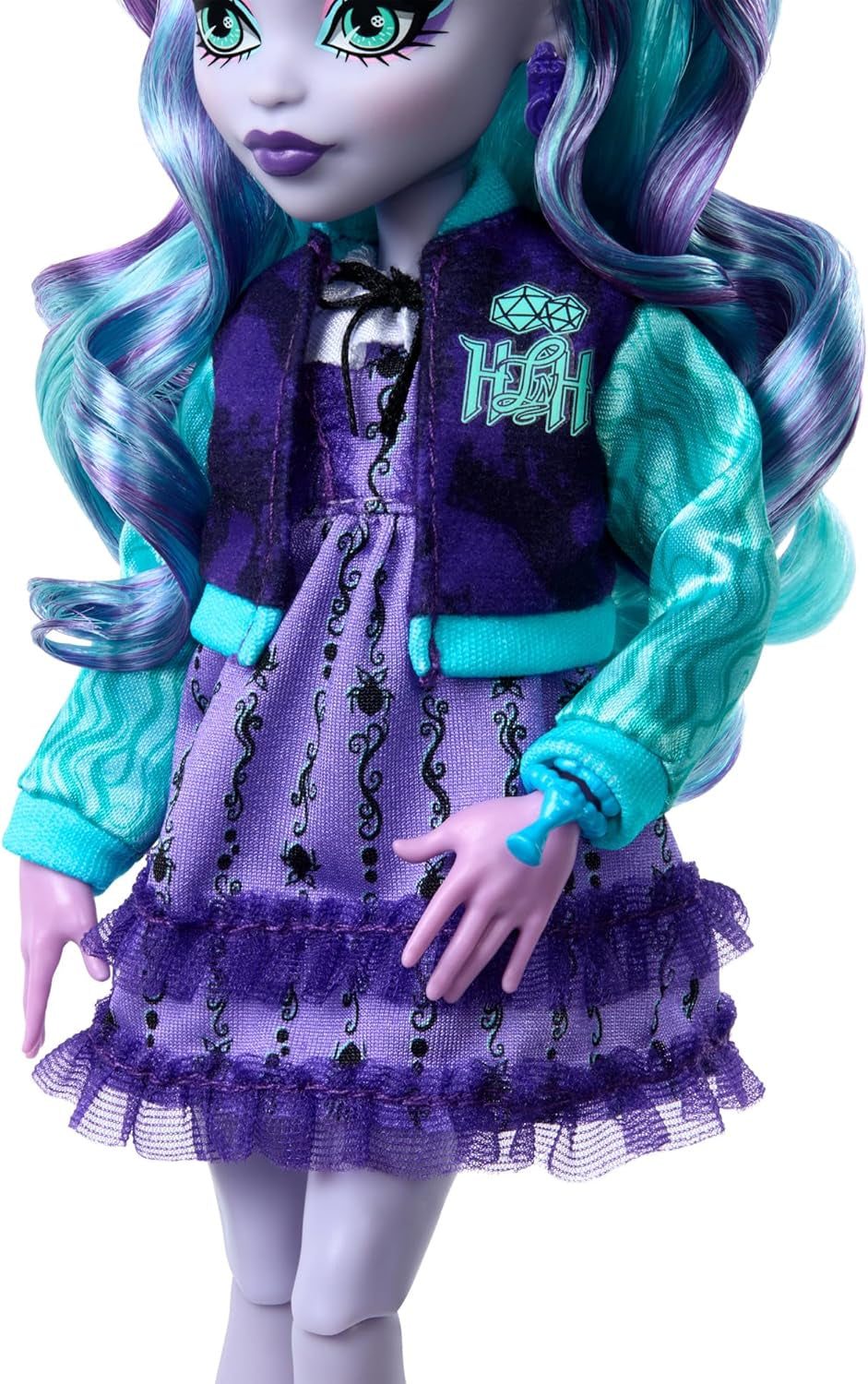Păpușa Monster High Fearbook Twyla și set de accesorii cu tematică Film Club, jachetă de facultate, album de absolvire, joc de societate și fursecuri, HXW31