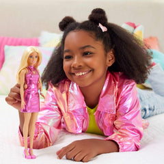Păpușa Barbie Fashionistas nr. 230 cu păr blond, rochie mini metalică roz cu decupaj în formă de inimă, brățară albă și tocuri înalte, HYT88