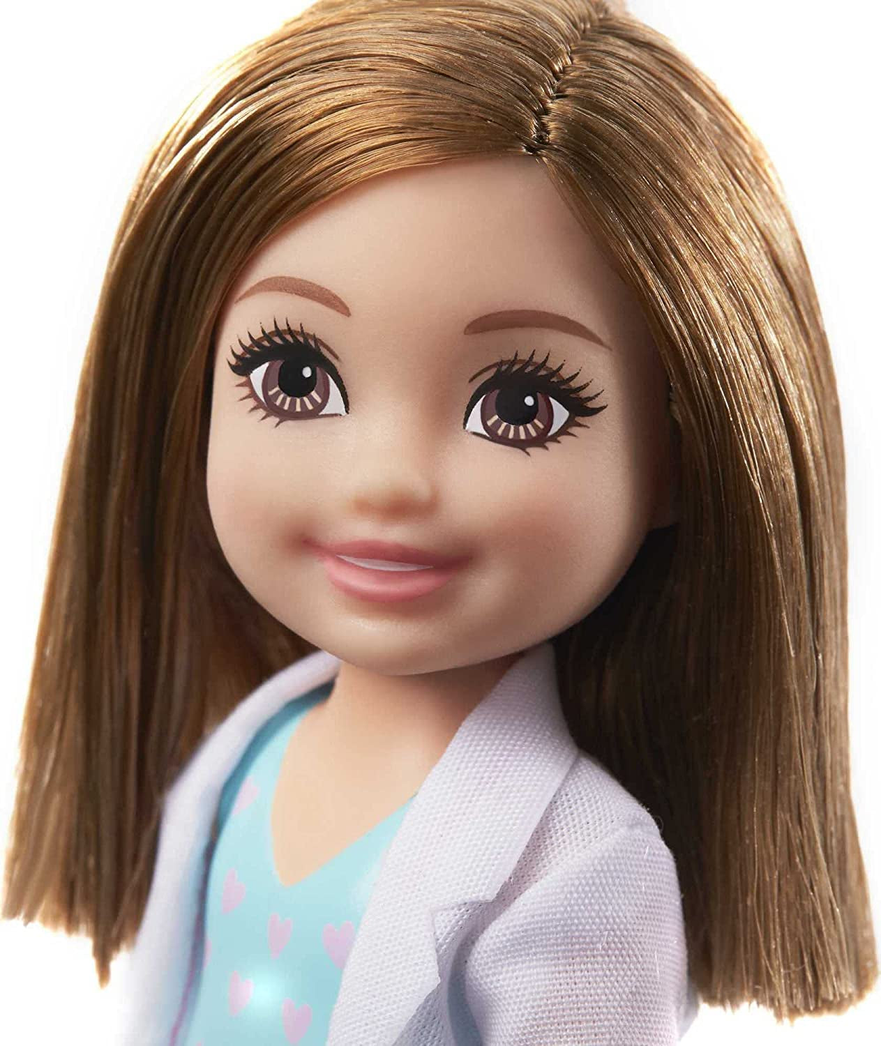 Barbie GTN88 - Păpușa Chelsea Career, Doctor, cu ținută și accesorii profesionale, jucărie pentru vârste de 3 ani și peste